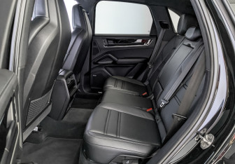 Подержанный автомобиль Porsche Cayenne 2024 года (18 фото)