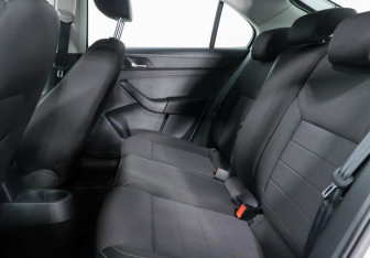 Подержанный автомобиль Skoda Rapid Liftback 2014 года (11 фото)