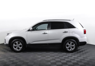 Подержанный автомобиль Kia Sorento 2014 года (8 фото)