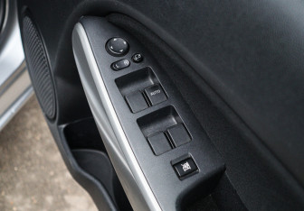 Подержанный автомобиль Mazda Demio 2011 года (12 фото)