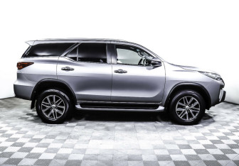 Подержанный автомобиль Toyota Fortuner 2018 года (4 фото)