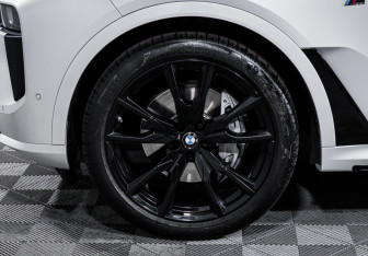 Подержанный автомобиль BMW X7 2023 года (15 фото)