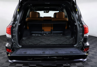 Подержанный автомобиль Lexus LX 2014 года (10 фото)