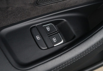 Подержанный автомобиль Audi A8 2015 года (18 фото)