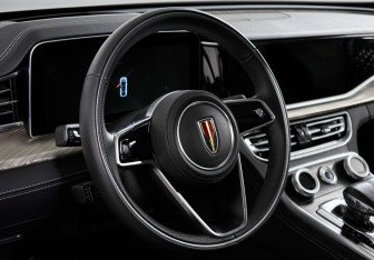 Подержанный автомобиль Hongqi H9 2024 года (16 фото)