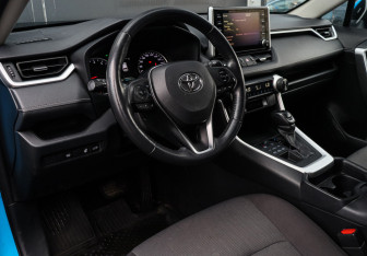 Подержанный автомобиль Toyota RAV4 2020 года (12 фото)