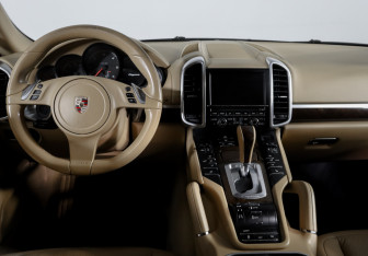 Подержанный автомобиль Porsche Cayenne 2012 года (12 фото)