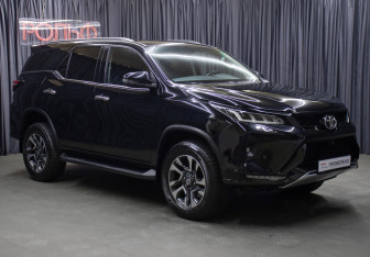 Подержанный автомобиль Toyota Fortuner 2022 года (3 фото)