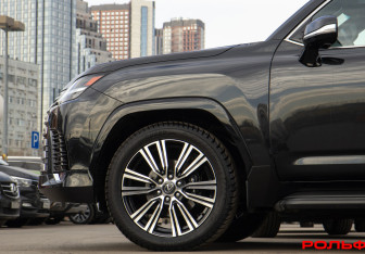 Подержанный автомобиль Lexus LX 2024 года (31 фото)