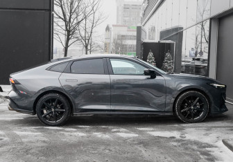 Подержанный автомобиль Changan UNI-V 2023 года (4 фото)