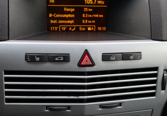 Подержанный автомобиль Opel Astra Sedan 2010 года (11 фото)