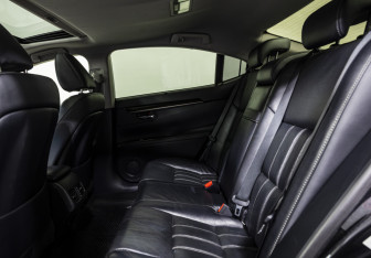 Подержанный автомобиль Lexus ES 2015 года (13 фото)