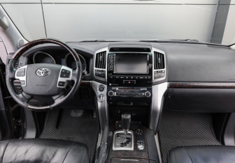 Подержанный автомобиль Toyota Land Cruiser Suv 2013 года (13 фото)