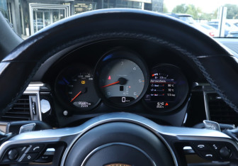 Подержанный автомобиль Porsche Macan 2016 года (11 фото)