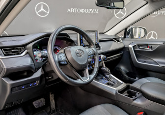 Подержанный автомобиль Toyota RAV4 2021 года (16 фото)