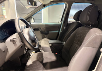 Подержанный автомобиль Renault Logan Sedan 2009 года (9 фото)