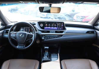 Подержанный автомобиль Lexus ES 2021 года (12 фото)