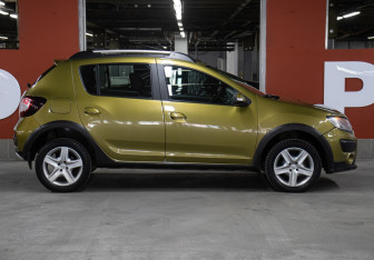 Подержанный автомобиль Renault Sandero 2016 года (4 фото)