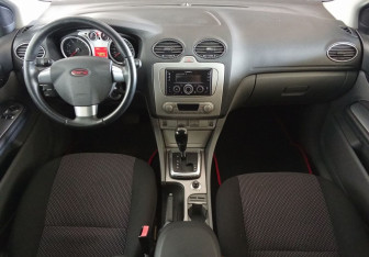Подержанный автомобиль Ford Focus Hatchback 2010 года (9 фото)