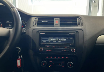 Подержанный автомобиль Volkswagen Jetta Sedan 2012 года (16 фото)