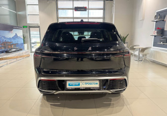 Подержанный автомобиль Hongqi HS3 2024 года (5 фото)