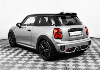 Подержанный автомобиль MINI Hatch 2017 года (24 фото)