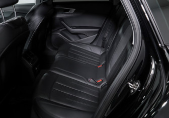 Подержанный автомобиль Audi A4 Sedan 2017 года (10 фото)