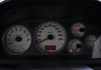 Подержанный автомобиль Mitsubishi Lancer Sedan 2005 года (7 фото)