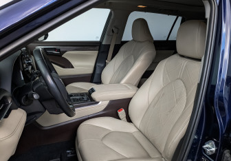 Подержанный автомобиль Toyota Highlander 2021 года (20 фото)