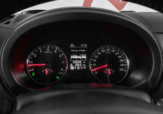 Подержанный автомобиль Nissan X-Trail 2012 года (12 фото)