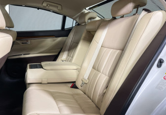 Подержанный автомобиль Lexus ES 2015 года (18 фото)