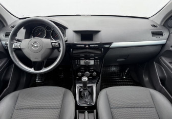 Подержанный автомобиль Opel Astra Wagon 2008 года (12 фото)