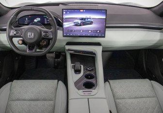 Подержанный автомобиль Zeekr 001 2024 года (13 фото)