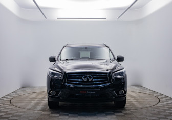 Подержанный автомобиль Infiniti JX 2013 года (2 фото)