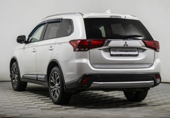 Подержанный автомобиль Mitsubishi Outlander 2017 года (7 фото)