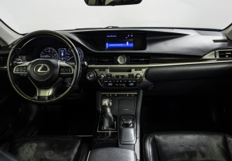 Подержанный автомобиль Lexus ES 2015 года (12 фото)