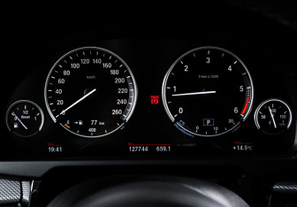 Подержанный автомобиль BMW X5 2015 года (11 фото)