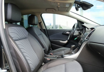 Подержанный автомобиль Opel Astra Sedan 2013 года (22 фото)