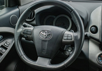 Подержанный автомобиль Toyota RAV4 2010 года (15 фото)