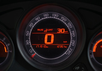 Подержанный автомобиль Citroen C4 Sedan 2013 года (12 фото)