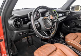 Подержанный автомобиль MINI Hatch 2021 года (16 фото)