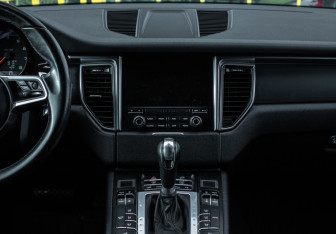 Подержанный автомобиль Porsche Macan 2018 года (11 фото)