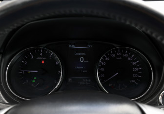 Подержанный автомобиль Nissan X-Trail 2016 года (12 фото)