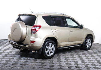 Подержанный автомобиль Toyota RAV4 2010 года (5 фото)