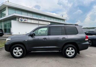 Подержанный автомобиль Toyota Land Cruiser Suv 2010 года (8 фото)