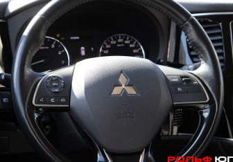 Подержанный автомобиль Mitsubishi Outlander 2018 года (11 фото)