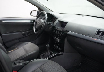 Подержанный автомобиль Opel Astra Hatchback 2007 года (12 фото)
