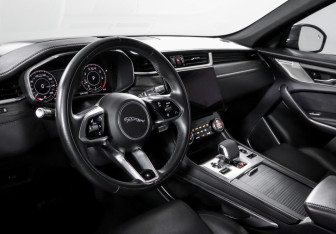 Подержанный автомобиль Jaguar F-Pace 2021 года (14 фото)