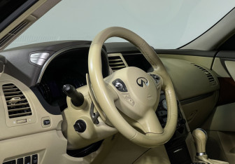 Подержанный автомобиль Infiniti QX70 2014 года (13 фото)