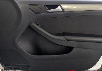 Подержанный автомобиль Volkswagen Jetta Sedan 2016 года (24 фото)